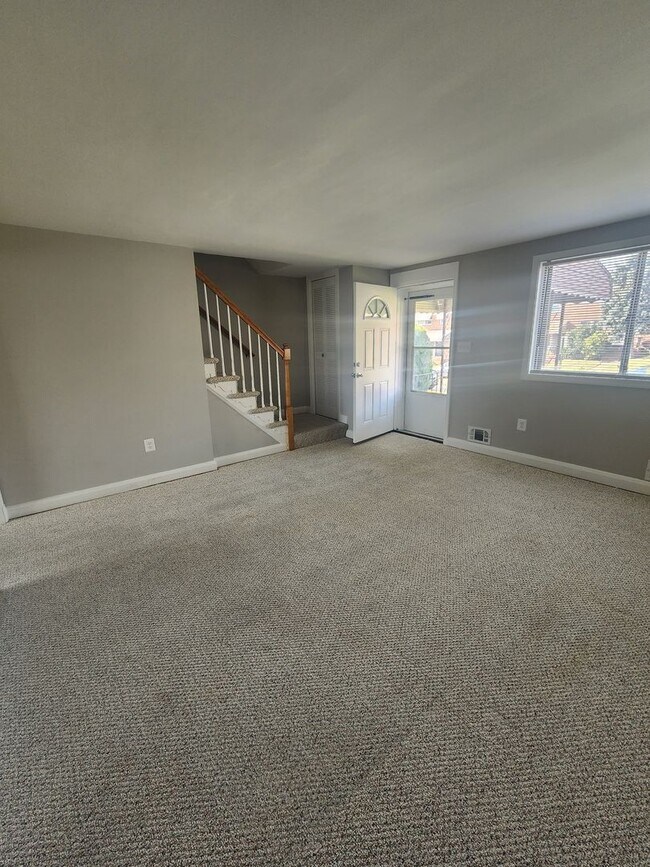 Building Photo - Beautiful 3 Bedroom 1.5 Bathroom Townhome ...