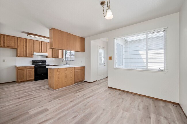 Foto del edificio - Nice 4BR/2.5BA Home in GREAT Location!