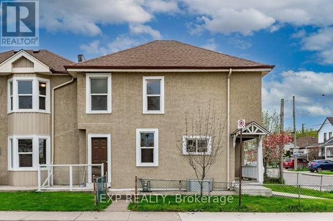 Photo du bâtiment - 128-128 Britannia Ave