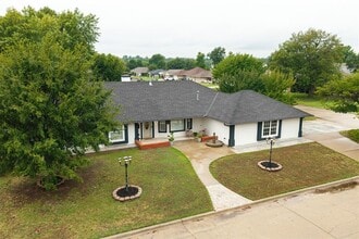 Building Photo - 9009 Lakeaire Dr