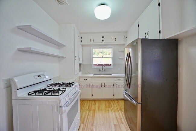 Foto del edificio - West End Home, Freshly Renovated, Close to Downtown