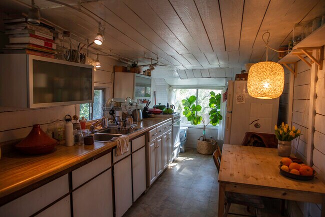 Building Photo - 1419 N Topanga Canyon Blvd