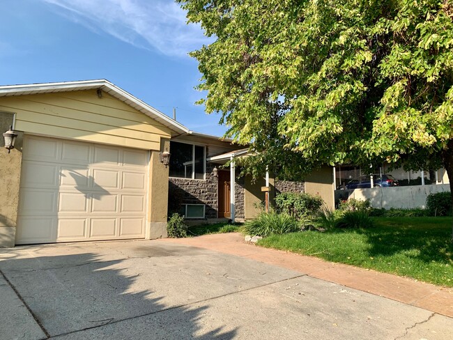 Building Photo - 1215 E Sego Lily Dr