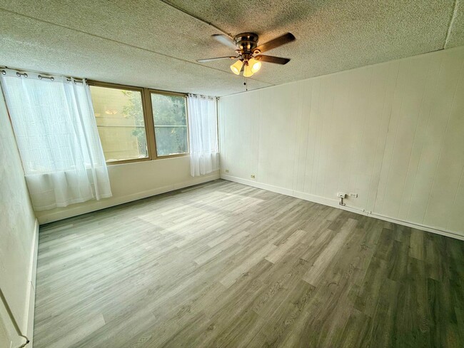 Building Photo - Newly Renovated 2 Bedroom / 1.5 Bathroom U...