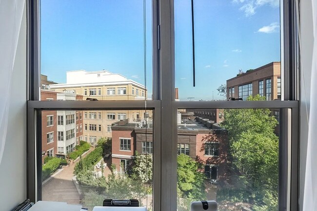 Foto del edificio - BEAUTIFUL 1 BEDROOM 1 BATHROOM