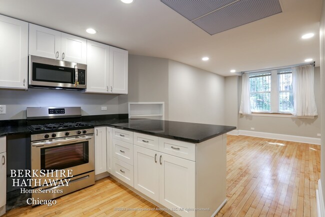 Building Photo - 548 W Fullerton Pkwy