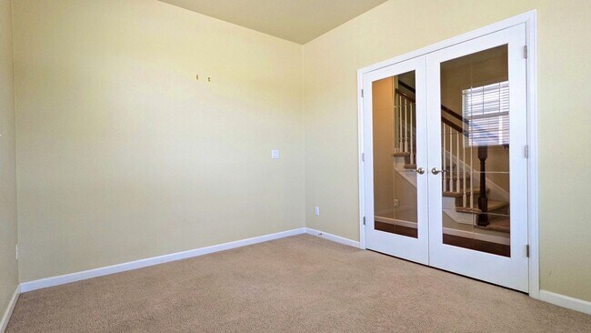 Building Photo - Awesome 3 Bedroom, 2.5 Bath with Study and...