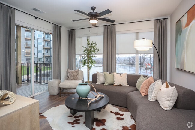 2 habitaciones, 2 baños - 1065 pies cuadrados - Sala de estar modelo - Apex Newbury