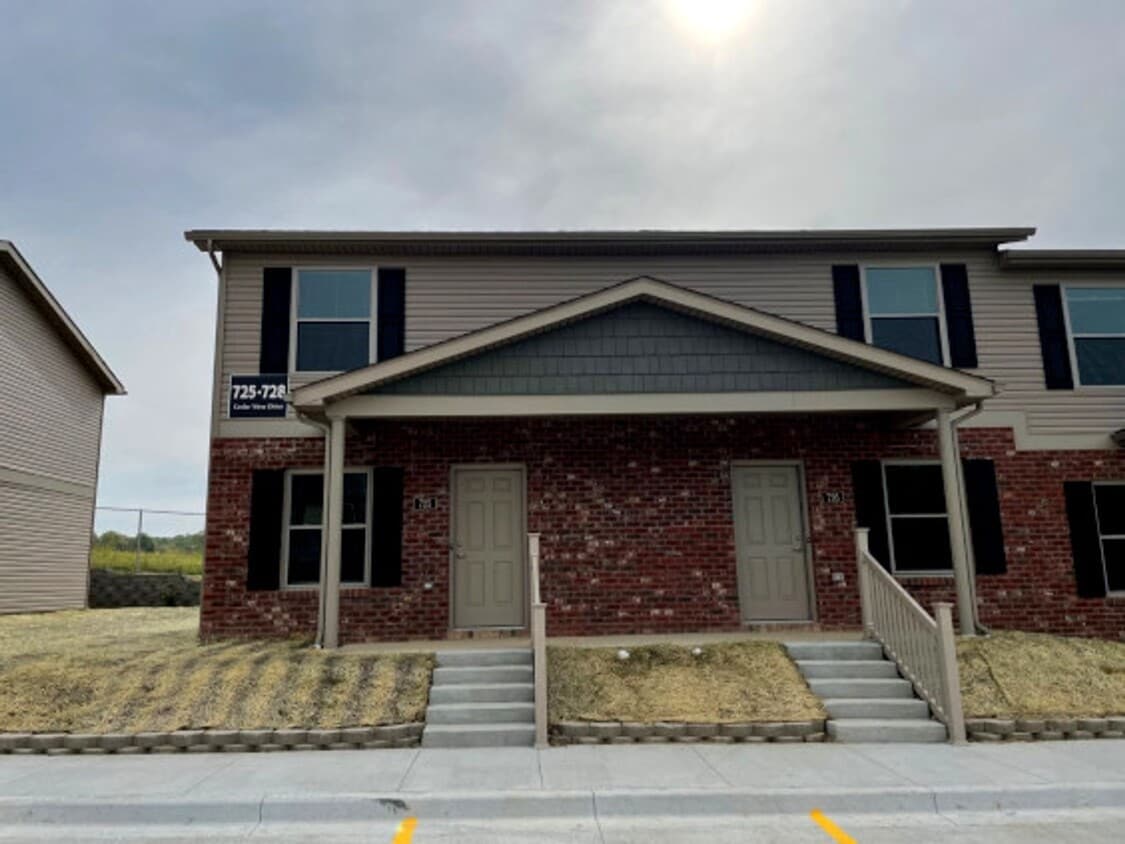 Building Photo - Cedar View 2 BR Market