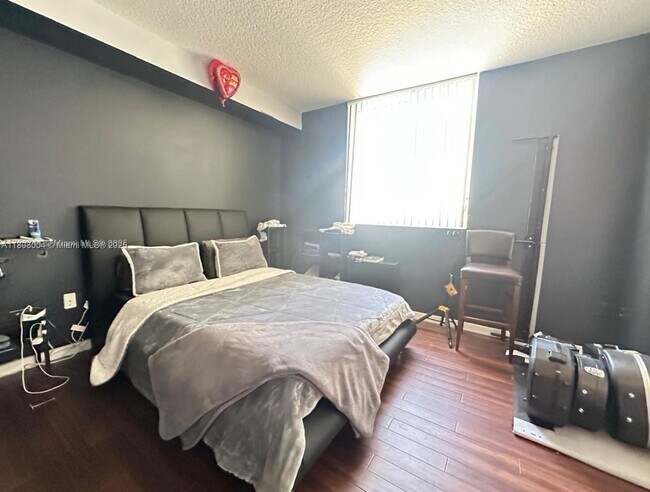 Foto del edificio - 601 NE 23rd St
