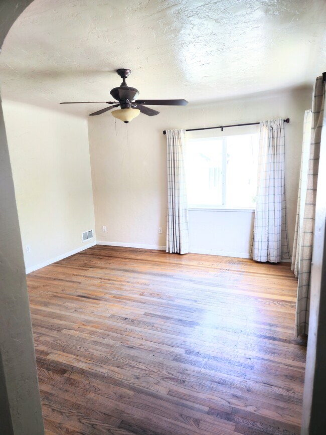 Living room - 123 Taylor St