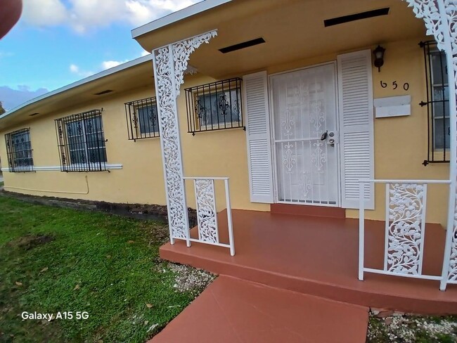 Foto del edificio - 650 NE 150th St