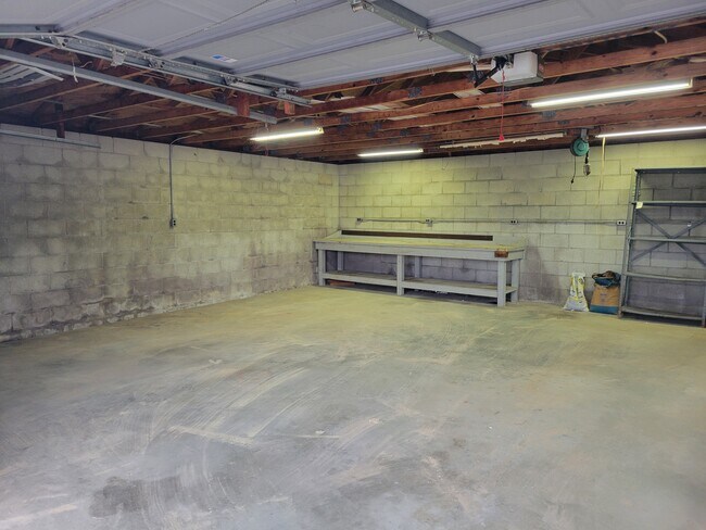 Garage - 3029 W Franklin St