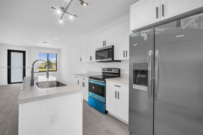 Foto del edificio - Northwest 7th Court, Hallandale Beach, FL 33009 - 3 BR 2.5 BA townhouse