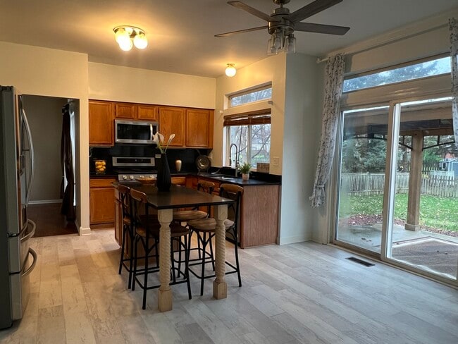 Foto del edificio - 7503 Korbel Dr
