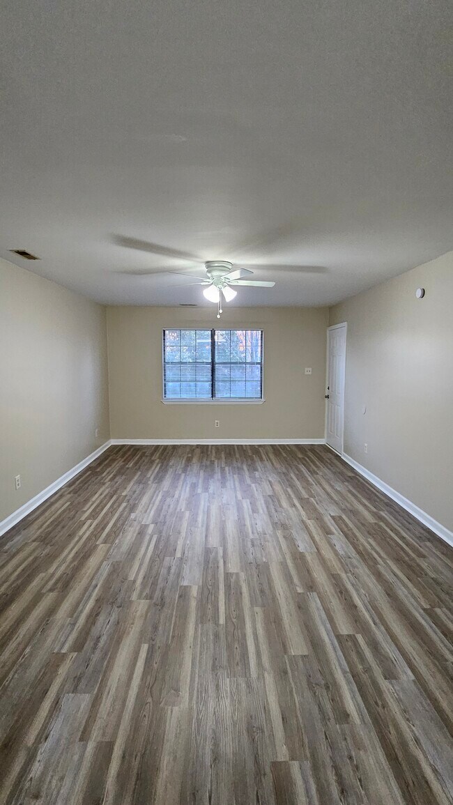 Foto del edificio - 5105 Bradley St NW