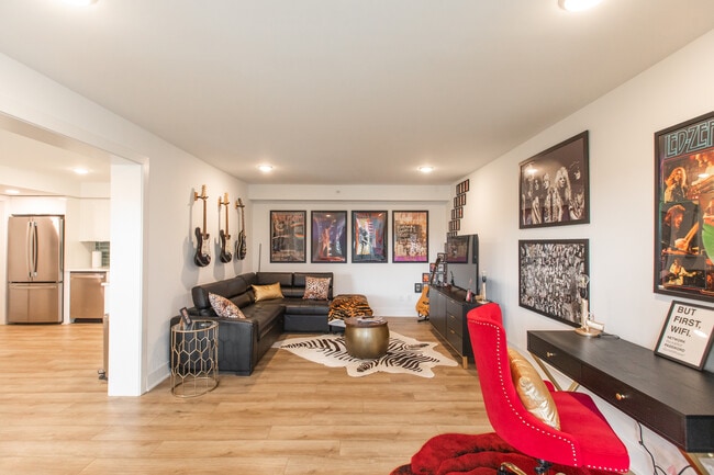 Courtyard Model - Living Room - The Wayne Apartments