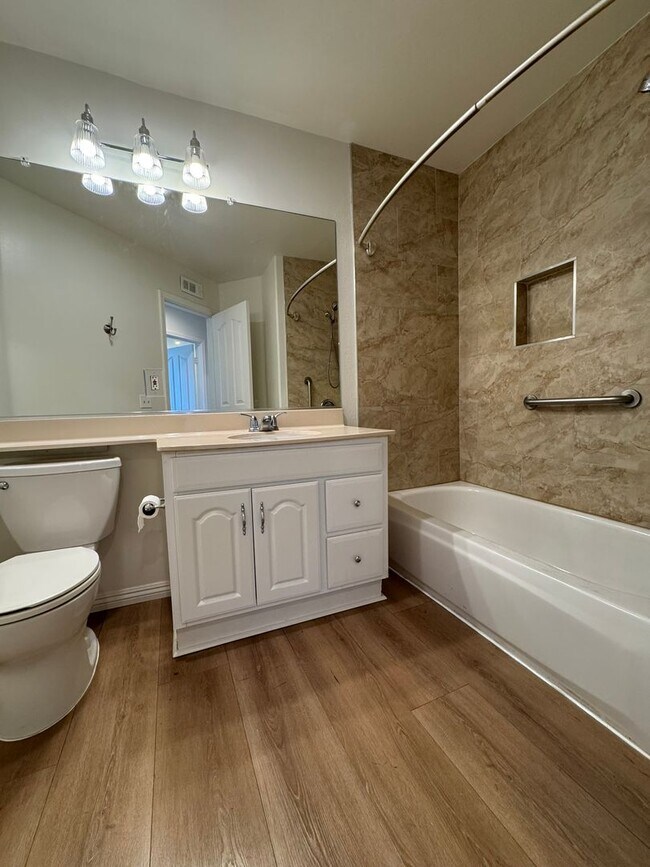 Foto del edificio - Spacious Tustin Condo with Private Patio