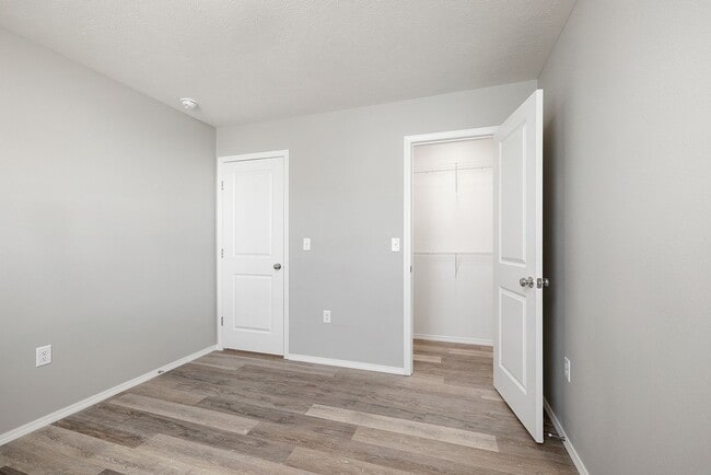 Foto del edificio - 3 bedroom duplex-Westbury Gardens!