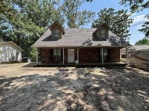 Building Photo - 28 Woodbriar Dr