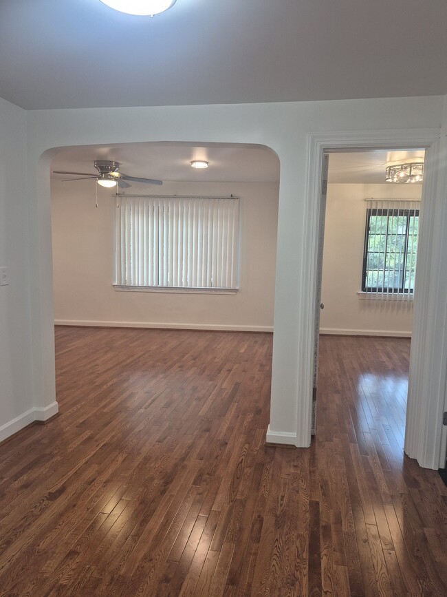 Building Photo - 2063 Beechmont Ave