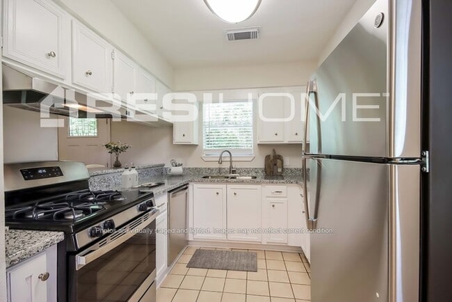 Foto del edificio - 7127 Kings Dr
