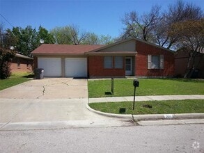 Building Photo - 901 Memorial Dr