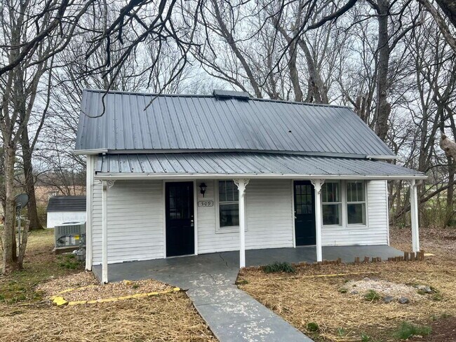 Foto del edificio - 2BR/1BA Home in Adairville