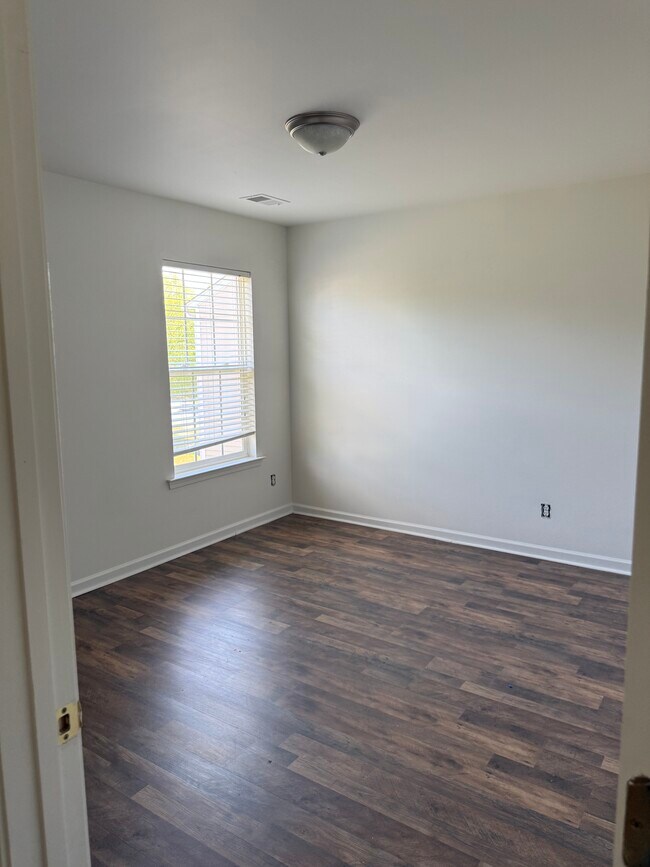 Foto del edificio - 2810 Azalea Hills Dr