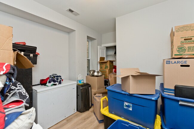 Foto del edificio - 3701 W Diversey Ave