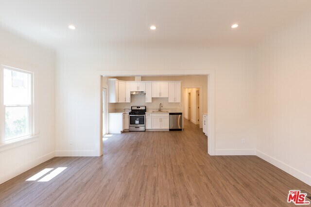 Building Photo - 157 N Kenmore Ave