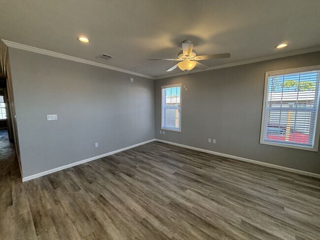 Building Photo - 965 E Orinoco Ave