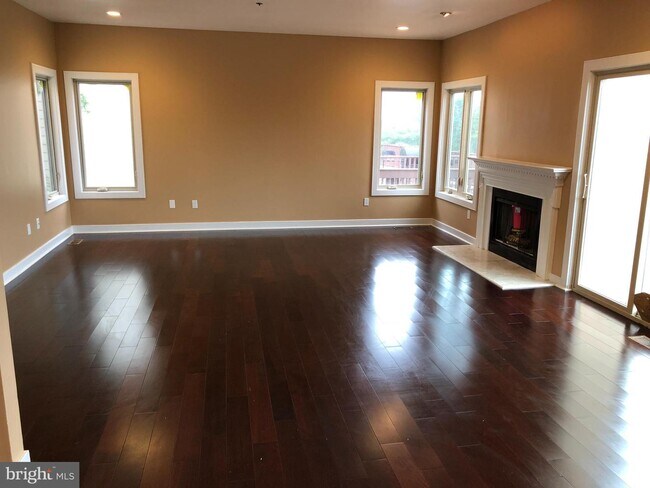 Building Photo - 325 Overlook Ln