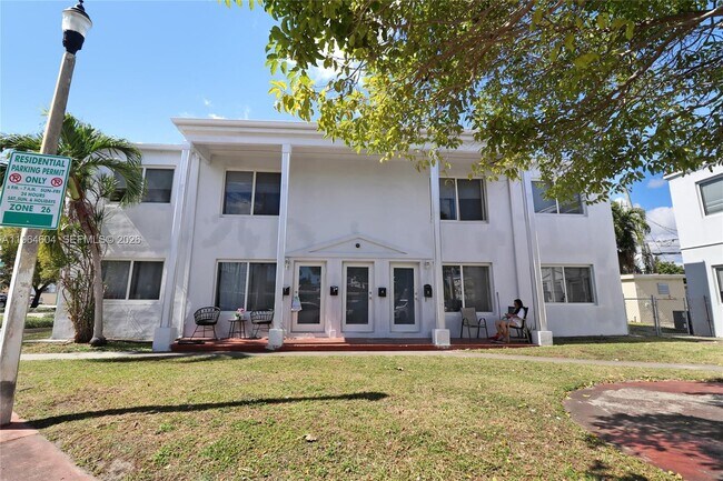 Foto del edificio - 8110 Crespi Blvd