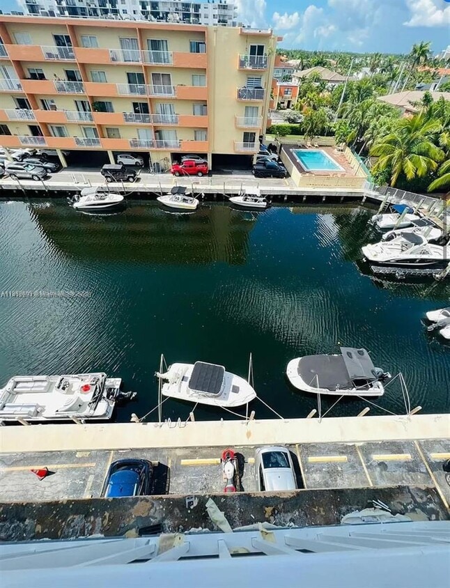 Foto del edificio - 3536 NE 168th St