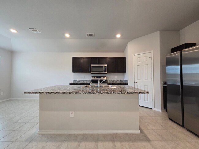 Foto del edificio - AVAILABLE NOW!