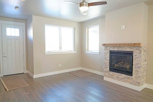 Building Photo - Gorgeous Custom Home on the West End