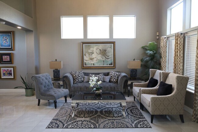 Foto del edificio - Completely Upgraded Furnished Home with Po...