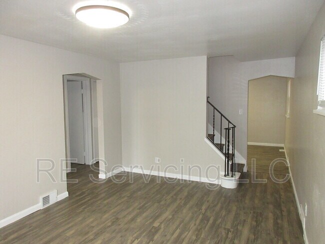 Building Photo - 346 Connor St