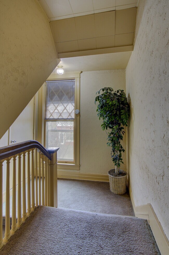 Building Photo - 112 N 38th Ave