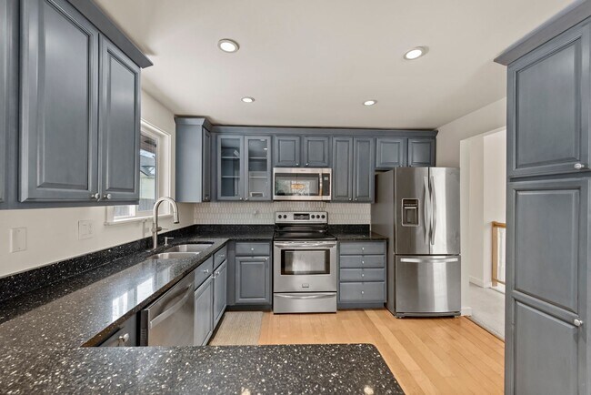 Foto del edificio - Beautiful 3 bed/2.5 bath Split Level Home – Close to Boeing & The Landing