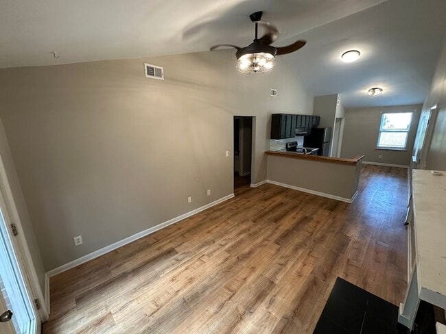 Foto del edificio - 4630 Woodside Dr