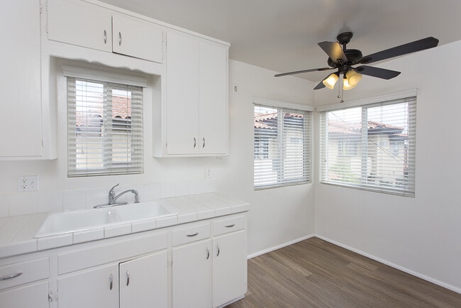Building Photo - Upstairs 2BR/2BA in North Pacific Beach wi...