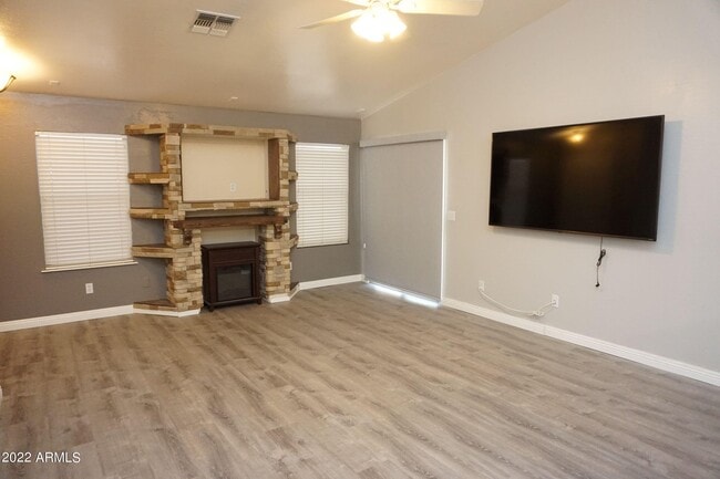 Foto del edificio - 2046 N Parish Ln