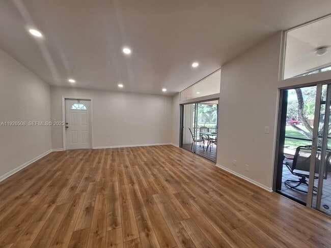 Foto del edificio - 22295 Timberly Dr