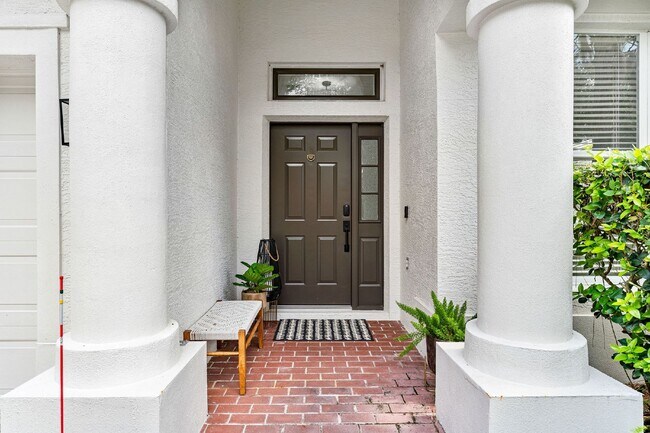 Foto del edificio - Charming 4-Bedroom Home with 2 Full Baths ...