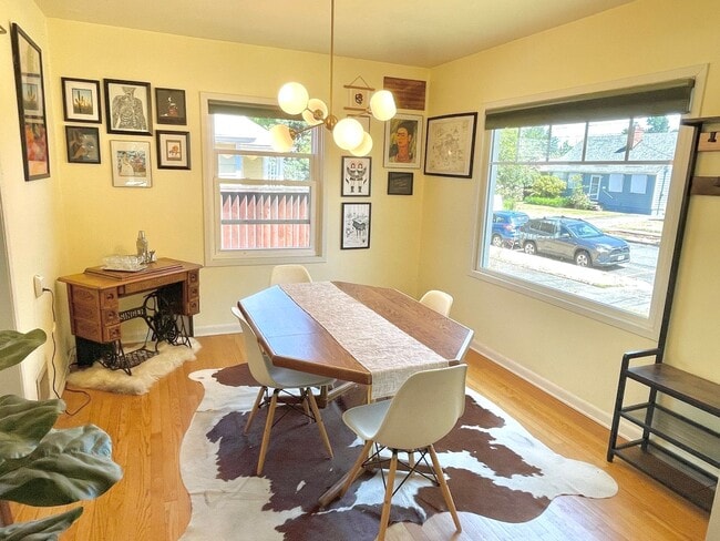 Building Photo - Charming Montavilla bungalow, 3 bed, 2 bath with fully fenced backyard