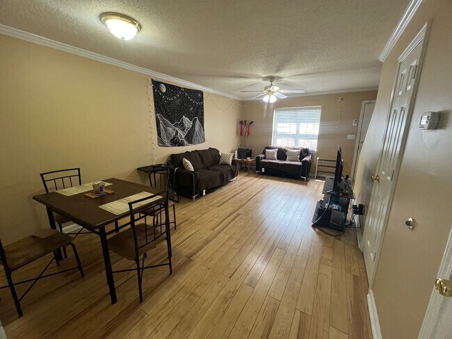 Foto del edificio - 2 bed 2.5 bath townhouse