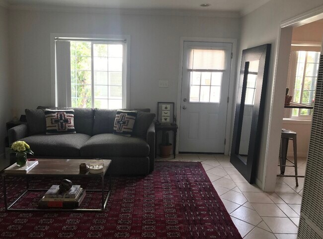 Foto del edificio - 1422 N Benton Way