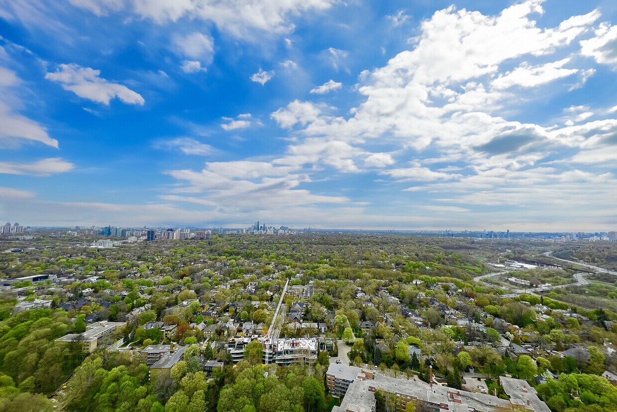 Primary Photo - 585 Bloor St E